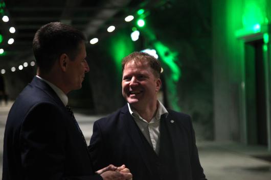 Gunnar Bøe and Sigbjørn Gjelsvik talking in Lefdal Mine Datacenter.