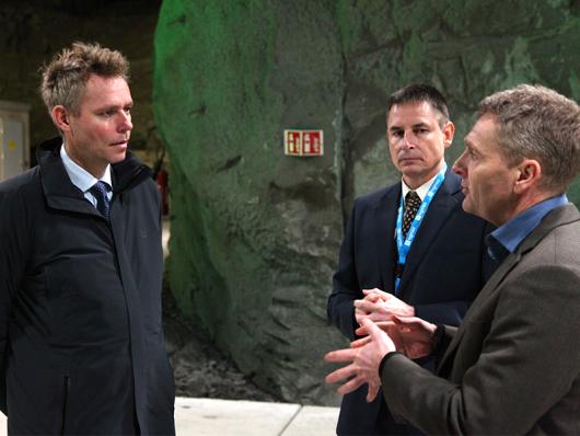 Minister of state, Ola Borten Moe and representatives from Lefdal Mine Datacenter and Sigma2.