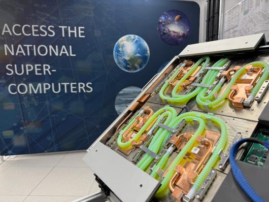 Væskekjølte komponenter i en superdatamaskin med informasjon om nasjonale superdatamaskiner i bakgrunnen