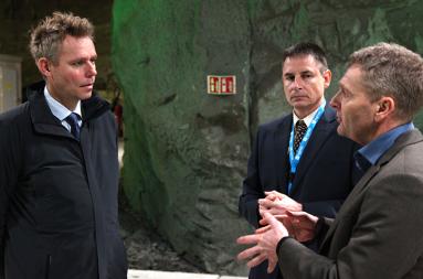 Minister of state, Ola Borten Moe and representatives from Lefdal Mine Datacenter and Sigma2. 