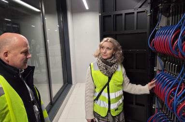Minister of Digitalisation, Karianne Tung, looks inside supercomputer Olivia. 